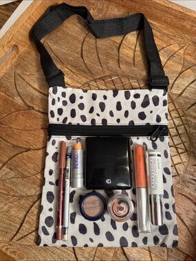 💄NWT Makeup Essentials Kit - Neutral Peach & more with a bl/wht crossbody bag